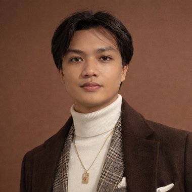 Lee E. - Freelance Graphic Designer