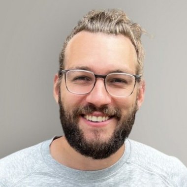 Mariano T. - Freelance Graphic Designer