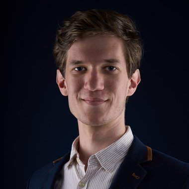 Peter V. - Freelance Graphic Designer