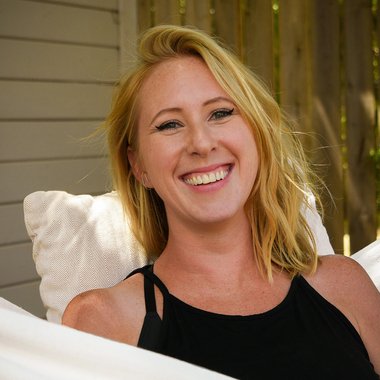 VINETA R. - Freelance Graphic Designer