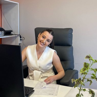 Megi B. - Freelance Copywriter