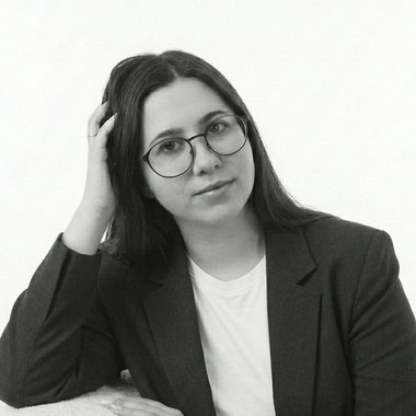 Deylis R. - Freelance Graphic Designer