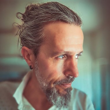 Ron B. - Freelance Graphic Designer