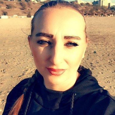 Roxana I. - Freelance Web Designer