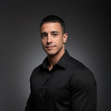Eduardo M. - Freelance Graphic Designer