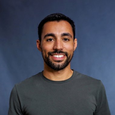 Roberto R. - Freelance Graphic Designer