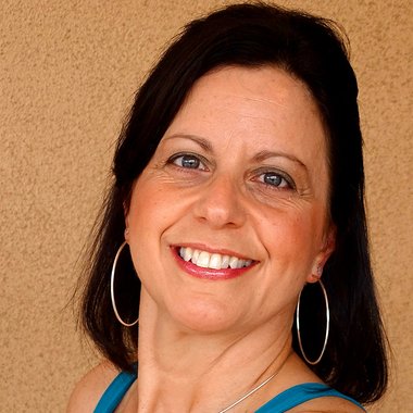 Karolyn - Freelance Graphic Designer