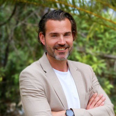 Bram H. - Freelance Web Designer