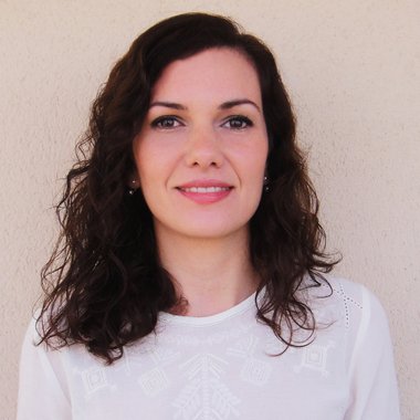 Ángeles R. - Freelance Graphic Designer