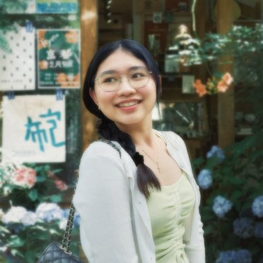 ANGELINA W. - Freelance Graphic Designer