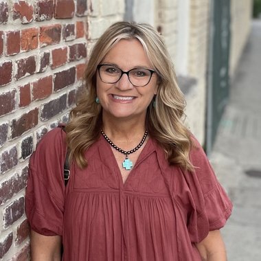 April D. - Freelance Logo Designer