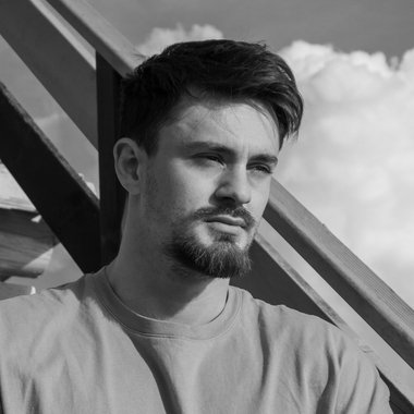 Oliver T. - Freelance Graphic Designer