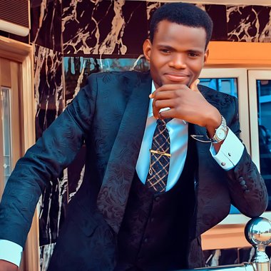 Pelumi o. - Freelance Web Designer