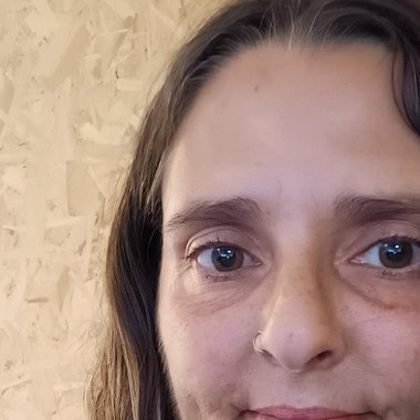 Tania N. - Freelance Graphic Designer