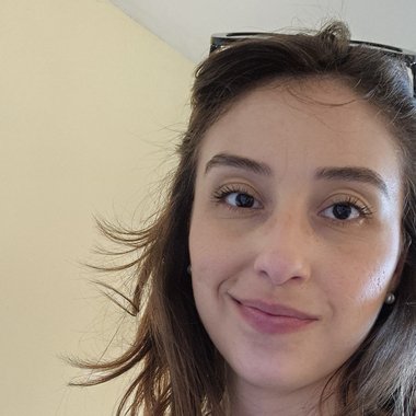 Tayná - Freelance Graphic Designer