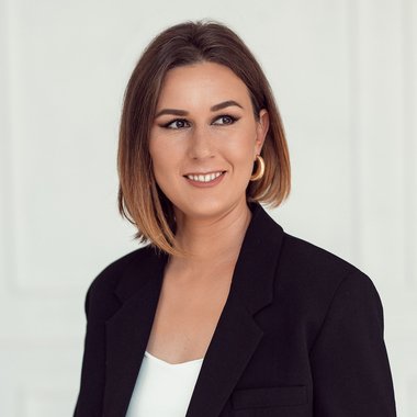 Ana L. - Freelance Graphic Designer