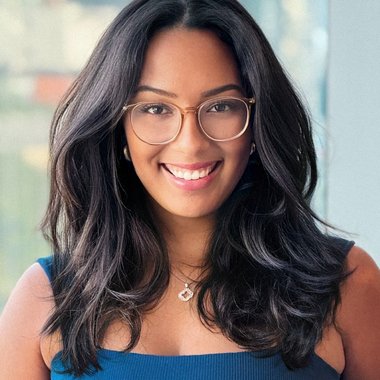 Letícia É. - Freelance Graphic Designer