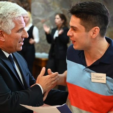 Emiliano W. - Freelance Graphic Designer