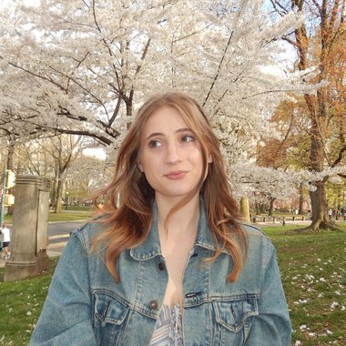 Raye P. - Freelance Social Media Manager