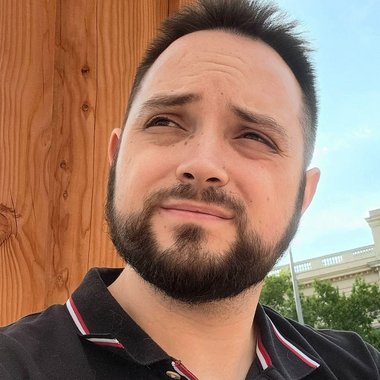 Alexandre O. - Freelance Graphic Designer