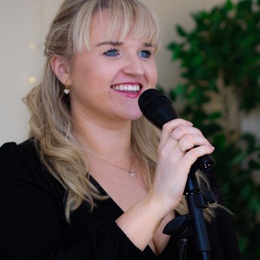 Livia R. - Freelance Singer