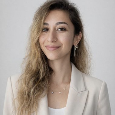 Luiza A. - Freelance Flyer Designer