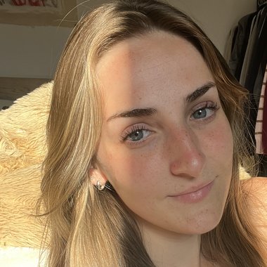 Chloe F. - Freelance Graphic Designer