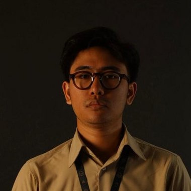 IZZA A. - Freelance Graphic Designer