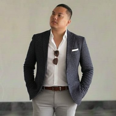 Luis J. - Freelance Graphic Designer