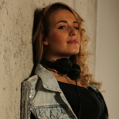 Sara - Freelance Session Artist