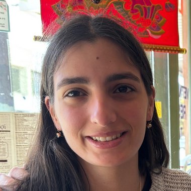 Isabella G. - Freelance Graphic Designer