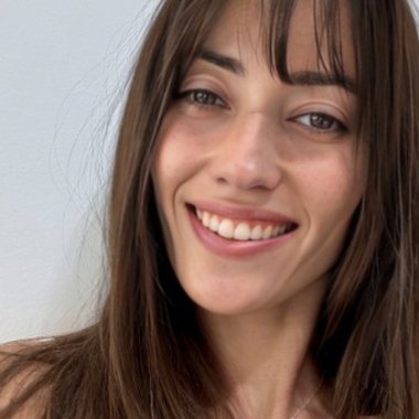 Fernanda B. - Freelance Graphic Designer