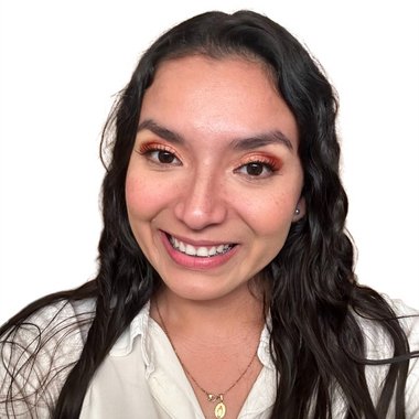 Carolina V. - Freelance Graphic Designer