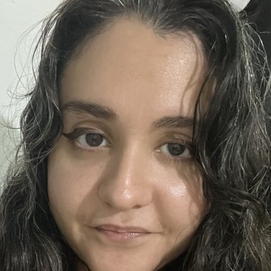 Luz R. - Freelance Graphic Designer
