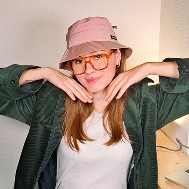 Anna B. - Freelance Graphic Designer