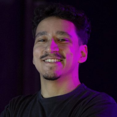 Iury D. - Freelance Graphic Designer