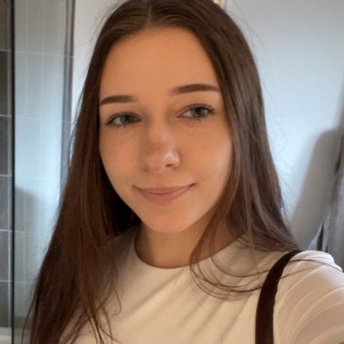 Ella J. - Freelance Marketer