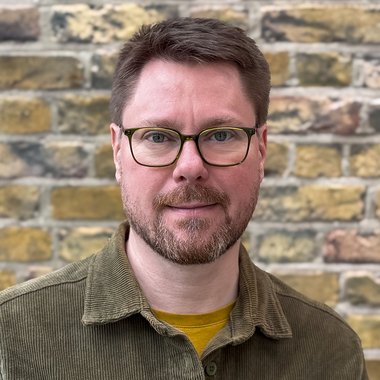 Oliver M. - Freelance Graphic Designer