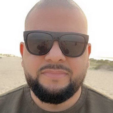 Marcos O. - Freelance Graphic Designer