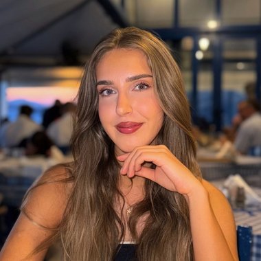 Daniela I. - Freelance Brand Designer