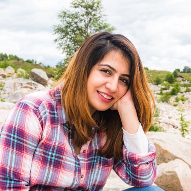 Amna Z. - Freelance Art Director