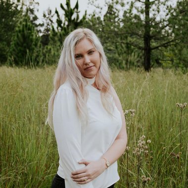 Mia W. - Freelance Illustrator