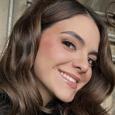 Mariana G. - Freelance Graphic Designer