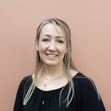 Yolandi H. - Freelance Graphic Designer