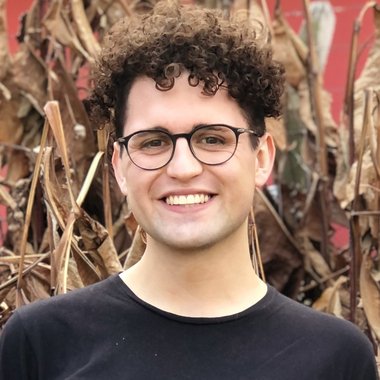 Leandro C. - Freelance Graphic Designer