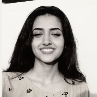 ALISHBA Q. - Freelance Graphic Designer