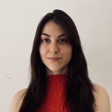 Emilia D. - Freelance Graphic Designer