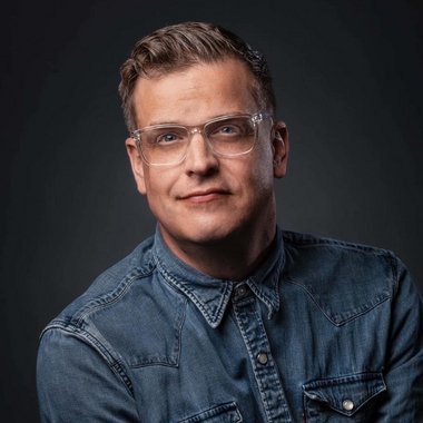 Simon T. - Freelance Graphic Designer