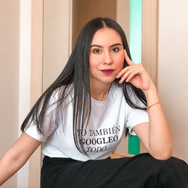 Laura R. - Freelance Graphic Designer