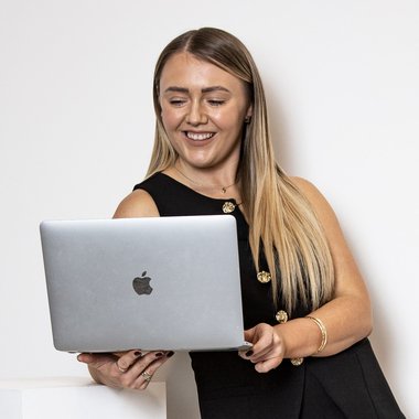 Laura M. - Freelance Fractional Cmo